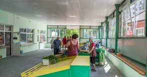 Търговци и клиенти на обновения пазар „Рибката“ вече са на закрито