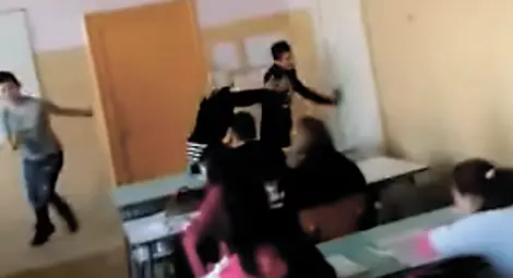 След коктейл от смях и мяукане: Ученици уволниха с клип учителка