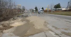 Трети месец търсят причината за пропадането на пътя край „Метро“