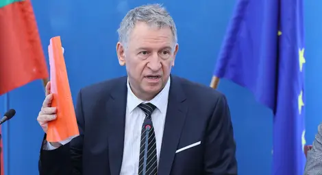 Здравният министър: Основният източник на зараза са масовите събирания