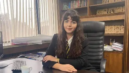 Дванадесетокласничка седна на стола на кмета