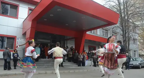 Танцьори и пациенти на Oнкоцентъра се хванаха на общо хоро на открито