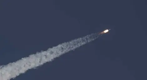 Отломки от китайска ракета "бомбардират" Земята този уикенд