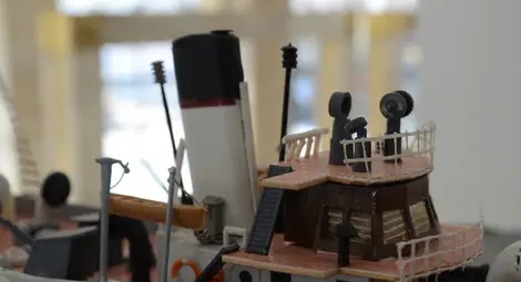 След 30-годишна пауза Мартин Конов отново прави макети на кораби. Този път от... боклуци