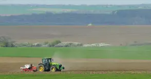 Броят на сделките с  ниви пада драстично