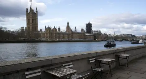 Заради закъснели мерки в Англия: 10 с COVID-19 били на фестивал с 250 хил.