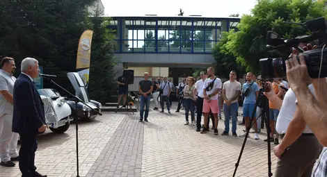 Изложба на ретро автомобили показва класически коли от различни епохи в Русенския универтитет