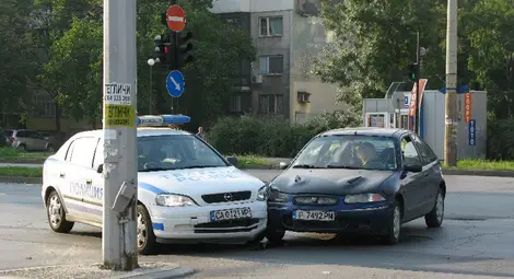 Шофьорка блъсна патрулка със зам.-шефа на КАТ