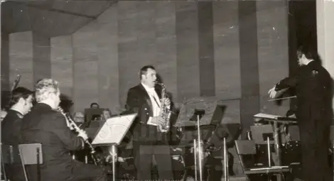  Концерт на Представителен духов оркестър, с диригент П. Терзиев и солист Петър Петров-Парчето - саксофон. Б.д.