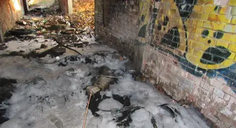 Клошари запалиха недовършеното лятно кино в квартал &bdquo;Дружба&ldquo;