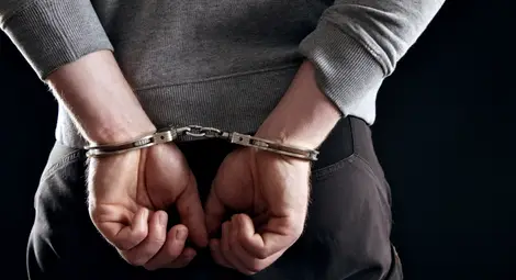 Крадецът с изпуснатите яке и ръкавици хванат за часове Крадецът с изпуснатите яке и ръкавици хванат за часове