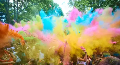 Паркът потъна в пъстри облаци от цветен прах