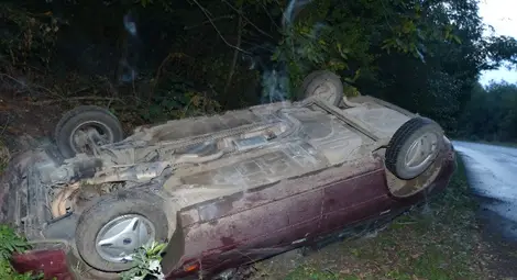 Лекият дъжд в неделя обърна форд по таван