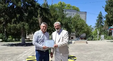 Драгомир Драганов връчи почетна грамота на главен инспектор Мирослав Енев.