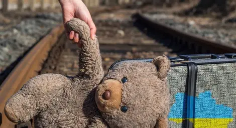 Онкоболни деца от Украйна са транспортирани от полски град до болници във Варшава