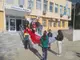 Ученици украсиха с триметрова мартеница сградата на Община Аврен