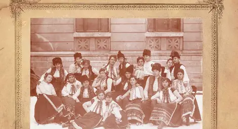 Снимката с надпис &bdquo;ученическа оперета 1920&ldquo;.