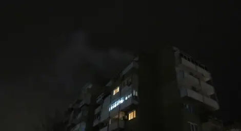 Задръстен комин в 8-етажен блок в "Чародейка" вдигна на крак три пожарни 