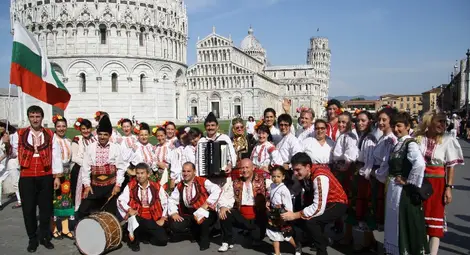 Русенските &bdquo;Кукери&ldquo; танцуваха край наклонената кула в Пиза