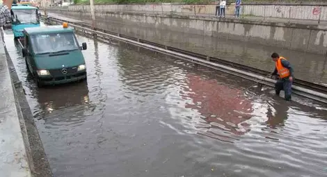 Спешно чистят шахтите след поредния потоп