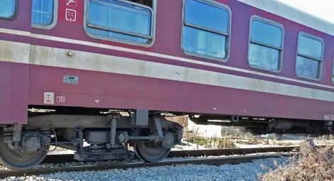 Жена опита да се метне под влак, машинистът я спря