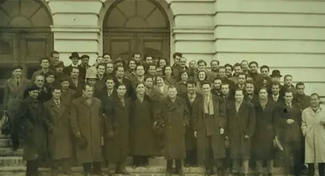 Дмитрий Шостакович (в центъра) с оркестранти от Русенската филхармония пред входа на Операта, 1958. Снимка: Държавен архив Русе