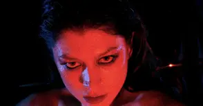 Волена Апостолова за заглавния сингъл "Пандора" на дебютния си албум:   С тази песен ви пожелавам на дъното и на  вашата "тревожна кутия" винаги да има надежда!