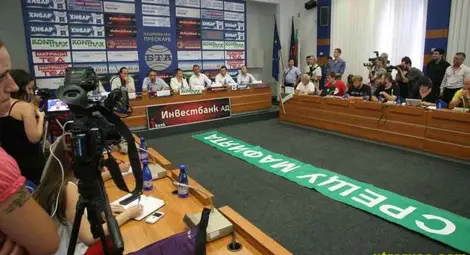 Полиция изведе от пресконференция на протестиращите познати русенски герои