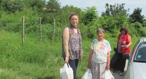 Червеният кръст помага на жена със сринат от дъждовете дом