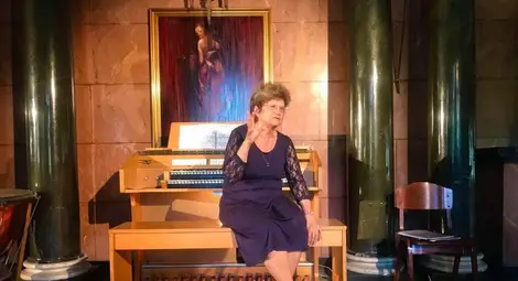 Проф. Нева Кръстева пред органа, пристигнал в Русе специално за световната премиера на творбата й.								         Снимки: Архив