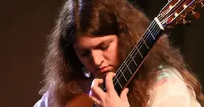 Влюбената в китарата и музиката Елиза Борисова е следващият гост в "Младите лица на Русе"