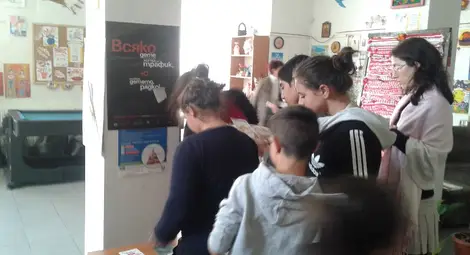 Студенти-педагози разговарят  с деца за трафика на хора 