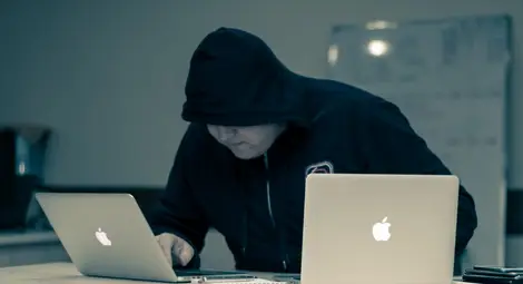 Тайнствени хакери даряват откраднатите пари