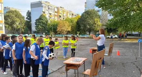 "Движи се безопасно!" - забавно и полезно състезание в русенското училище "Възраждане" /галерия/ "Движи се безопасно!" - забавно и полезно състезание в русенското училище "Възраждане" /галерия/