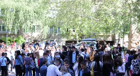 Училището по европейски езици в Русе отбелязва днес своя патронен празник /галерия/