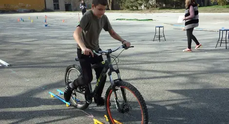 Деца от Ценово демонстрираха майсторско управление на велосипеди