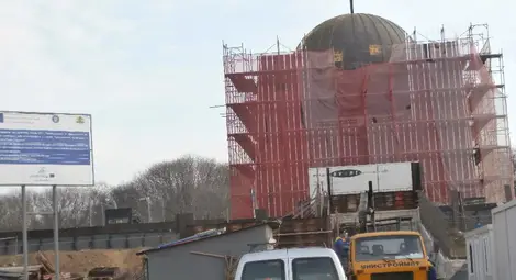 Пантеонът, където обичайно се провежда церемонията по честването на освобождението на Русе, е в ремонт. В момента се работи по изолацията вътре в сградата, а след това предстои облицоването на ремонтирания корпус със светъл мрамор, който в момента е подреден на палети на площада.							                  Снимка: Авторът 