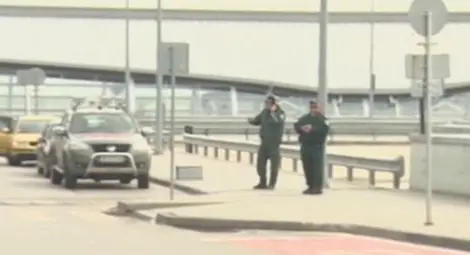 Граничари с кучета обикалят столичното летище