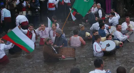 На Йордановден ледената Тунджа "завря" под нозете на калоферци /галерия/