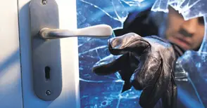 Двама нападнали посред нощ в дома му мъж заради парите от продаден имот