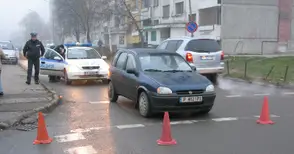 Двама пешеходци с травми след удари от автомобили