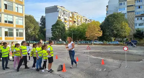 "Движи се безопасно!" - забавно и полезно състезание в русенското училище "Възраждане" /галерия/ "Движи се безопасно!" - забавно и полезно състезание в русенското училище "Възраждане" /галерия/