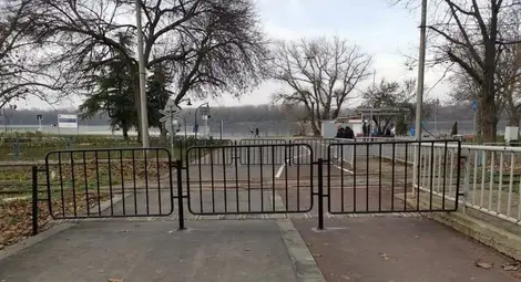 Ограда блокира достъпа  на велосипедисти до кея