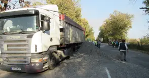 Разсеян шофьор засипа пътя до Сливо поле със слънчогледово семе