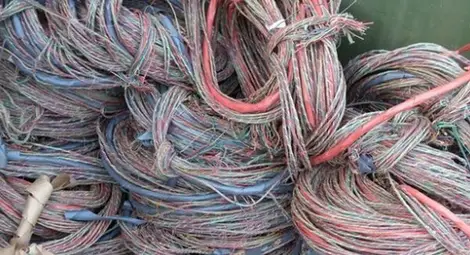 850 метра телефонен кабел измъкнат с джип през 36 дупки