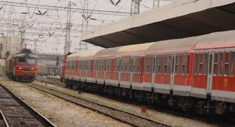 Влакова композиция временно е била спряна на гара Кесарево заради забравен сак с дрехи