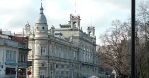 Неизвестна дама мами с „карта“  за евтини театрални спектакли