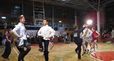 Състезатели и фолклорни състави ще се редуват на Коледното надиграване