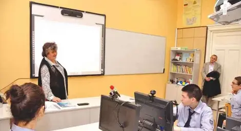 С дъски-таблети вече преподават биология и математика в „Баба Тонка“ С дъски-таблети вече преподават биология и математика в „Баба Тонка“