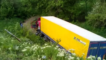 Турски ТИР падна в пропаст до Янтра